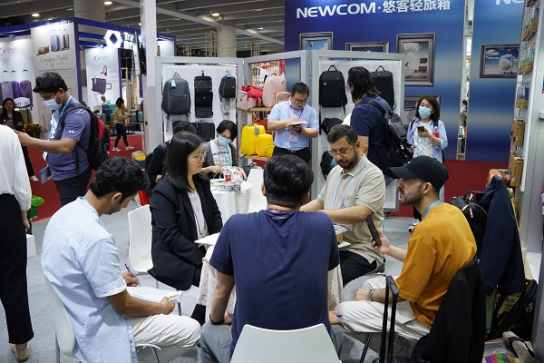 金百博集团第133届广交会展位外商到访络绎不绝.jpg